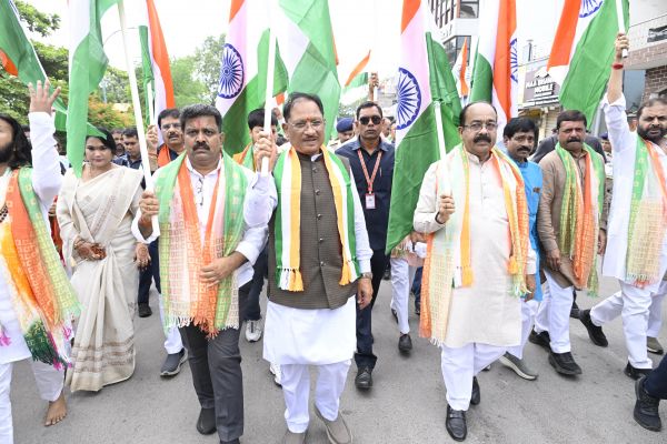 तिरंगे के रंग में रंगा रायपुर, हाथ में राष्ट्रध्वज थाम मुख्यमंत्री विष्णु देव साय ने किया भव्य तिरंगा यात्रा का नेतृत्व, हजारों कदमों के साथ गूंजा &lsquo;राष्ट्र सर्वोपरि&rsquo; का संकल्प