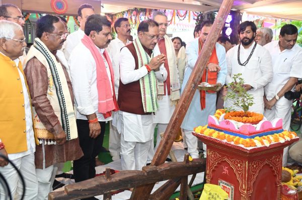 किसानों की खुशहाली से छत्तीसगढ़ की समृद्धि का संकल्प, विष्णु सरकार के फैसलों से खेती-किसानी को नई ताकत; हरेली तिहार में दिखी अन्नदाता और कृषि संस्कृति की गहरी आत्मीयता
