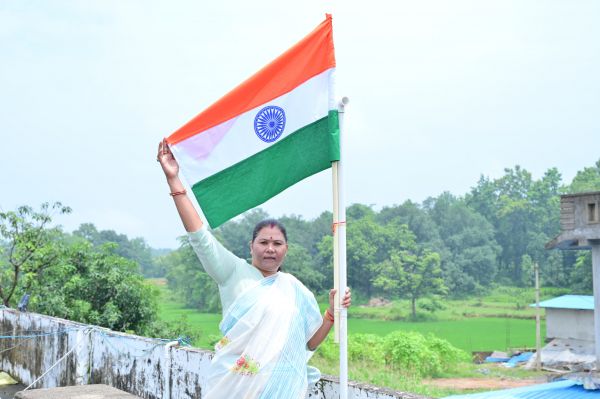 विधायक गोमती साय ने मुंडाडीह स्थित निवास में फहराया तिरंगा, &lsquo;हर घर तिरंगा&rsquo; अभियान के तहत दिया राष्ट्रप्रेम और राष्ट्रीय एकता का संदेश, नागरिकों से अभियान में बढ़-चढ़कर शामिल होने का किया आह्वान