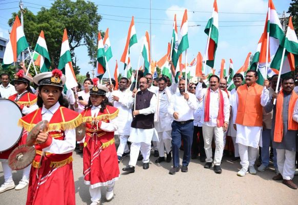 92 फीट के विशाल तिरंगे के साथ कांकेर में उमड़ा देशभक्ति का सैलाब, उप मुख्यमंत्री अरुण साव के नेतृत्व में ढाई किमी लंबी भव्य तिरंगा यात्रा में उमड़ा जनसैलाब