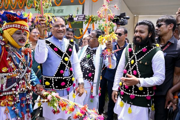 हरेली पर मुख्यमंत्री निवास बना छत्तीसगढ़ी लोकसंस्कृति का जीवंत मंच, कृषि औजारों और गौमाता की पूजा से गूंजा किसान सम्मान का संदेश&mdash;पारंपरिक वेशभूषा में पिंक ऑटो से पहुंचे मुख्यमंत्री विष्णुदेव साय, पारिजात रोपकर दिया प्रकृति संरक्षण का संदेश; लोकगीत-नृत्य, गेड़ी-बिल्लस और छत्तीसगढ़ी व्यंजनों के बीच किसानों की समृद्धि, आधुनिक कृषि और महिला सशक्तीकरण का संकल्प