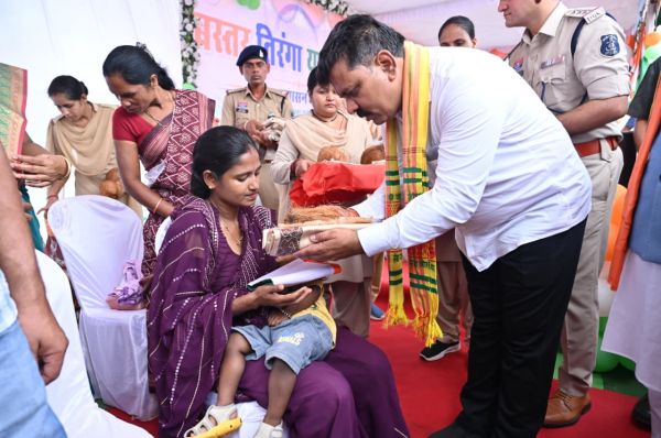 तिरंगा यात्रा के दूसरे दिवस माँ दंतेश्वरी की पूजा-अर्चना कर उप मुख्यमंत्री एवं वन मंत्री ने किया यात्रा का शुभारंभ
