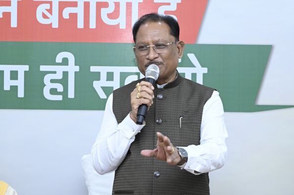 बड़े सपने, कड़ी मेहनत और अनुशासन से गढ़ें अपना भविष्य, मुख्यमंत्री साय ने ग्रामीण अंचल के मेधावी विद्यार्थियों से कहा&mdash;डॉक्टर-इंजीनियर बनना ही सफलता नहीं, हर क्षेत्र में प्रतिभा को आगे बढ़ाने के हैं अपार अवसर