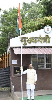 हर घर तिरंगा से गूंजा राष्ट्रप्रेम का संदेश: मुख्यमंत्री साय ने सीएम निवास में फहराया तिरंगा, प्रदेशवासियों से घर-घर राष्ट्रीय ध्वज फहराने का किया आह्वान