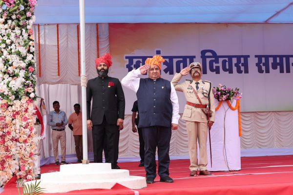 आजादी के अमृत उत्सव में देशभक्ति के रंग से सराबोर हुआ जशपुर, रणजीता स्टेडियम में गूंजा राष्ट्रप्रेम का जयघोष &mdash; पर्यटन एवं संस्कृति मंत्री राजेश अग्रवाल ने शान से फहराया तिरंगा, परेड की सलामी लेकर पढ़ा मुख्यमंत्री का संदेश