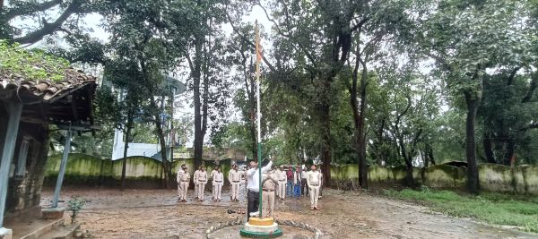 नारायणपुर में शान से लहराया तिरंगा, गूंजा राष्ट्रभक्ति का जयघोष&mdash;बादलखोल अभ्यारण्य, ग्राम पंचायत और स्कूलों में धूमधाम से मना स्वतंत्रता दिवस,राष्ट्रगान और सांस्कृतिक प्रस्तुतियों के बीच शहीदों को किया नमन