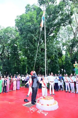 कलेक्टर रोहित व्यास ने कलेक्टर निवास और कलेक्टोरेट परिसर में किया ध्वजारोहण