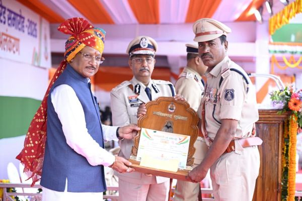 स्वतंत्रता दिवस पर पुलिस-नगर सेना के जांबाजों का सम्मान: मुख्यमंत्री विष्णुदेव साय ने उत्कृष्ट सेवा के लिए पदक व राज्य स्तरीय पुरस्कारों से किया अलंकृत