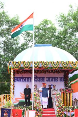 रायपुर के पुलिस परेड ग्राउंड में 80वां स्वतंत्रता दिवस समारोह देशभक्ति और उत्साह के साथ मनाया गया। मुख्यमंत्री विष्णुदेव साय ने सुबह 9 बजे ध्वजारोहण कर परेड की सलामी ली और प्रदेशवासियों के नाम संदेश का वाचन किया।