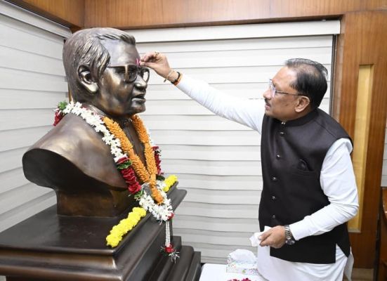 छत्तीसगढ़ के निर्माता अटल बिहारी वाजपेयी को मुख्यमंत्री विष्णु देव साय ने दी भावभीनी श्रद्धांजलि, कहा&mdash;दूरदर्शी नेतृत्व से साकार हुआ पृथक छत्तीसगढ़ का सपना; सुशासन, अंत्योदय और जनकल्याण के उनके आदर्शों पर आगे बढ़ रहा प्रदेश