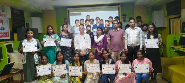 कलेक्टर रोहित व्यास के मार्गदर्शन में 40 विद्यार्थियों का एआई प्रशिक्षण संपन्न,एडीपीओ विनय सिन्हा और प्राचार्य डॉ. अमरेन्द्र सिंह ने विद्यार्थियों को प्रमाण-पत्र किया प्रदाय