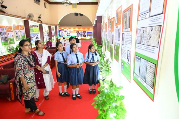 विद्यार्थियों ने देखी स्वतंत्रता संग्राम सेनानियों और &lsquo;वंदे मातरम्&rsquo; पर आधारित छायाचित्र प्रदर्शनी,स्वतंत्रता संग्राम की गौरवगाथा से विकसित छत्तीसगढ़ की नई तस्वीर तक को एक मंच पर समेट रही प्रदर्शनी