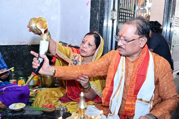 सावन के तीसरे सोमवार और नागपंचमी पर मुख्यमंत्री विष्णुदेव साय ने श्री फलेश्वरनाथ महादेव मंदिर में की विशेष पूजा-अर्चना, पार्थिव शिवलिंग निर्माण में शामिल होकर प्रदेश की सुख-शांति और समृद्धि की कामना