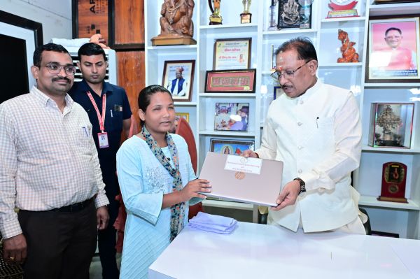 दृष्टि नहीं, हौसले से देख रही भविष्य का सपना, मुख्यमंत्री साय ने दृष्टिबाधित छात्रा जयमंती खेस को लैपटॉप देकर कहा&mdash;मेहनत से अपने शिक्षक बनने के सपने को जरूर करें साकार