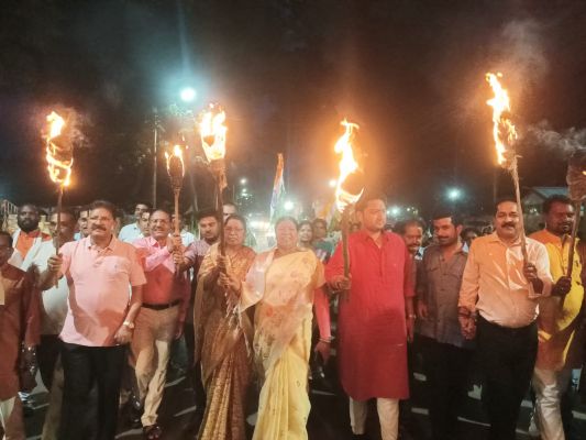 वन्दे मातरम् के कथित अपमान के विरोध में भाजपा का शक्ति प्रदर्शन, हाथों में मशाल और तिरंगा लेकर कांग्रेस भवन तक पहुंचे कार्यकर्ता; रायमुनी भगत बोलीं&mdash;राष्ट्रगीत का अपमान करोड़ों देशवासियों की भावनाओं का अपमान