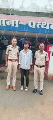 जनगणना जैसे महत्वपूर्ण शासकीय कार्य में बाधा डालने वाला फरार आरोपी रायगढ़ से गिरफ्तार, प्रगणक शिक्षक को फर्जी बताकर की थी मारपीट, आईडी कार्ड छीनकर फेंका और दी थी जान से मारने की धमकी
