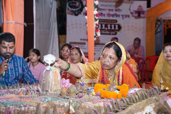 दूसरे दिन 53993 हजार पार्थिव शिवलिंगों का पूजन संपन्न, बुधवार को होगी भव्य पूर्णाहुति,श्री फलेश्वर नाथ मंदिर बगिया में तीन दिवसीय धार्मिक अनुष्ठान का दूसरा दिन भक्तिमय वातावरण में संपन्न