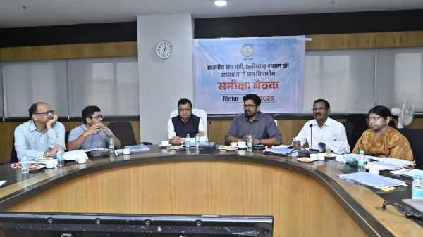 श्रमिक परिवारों की सामाजिक-आर्थिक मजबूती पर सरकार का फोकस&mdash;मंत्री देवांगन ने श्रम विभाग की समीक्षा बैठक में योजनाओं के प्रभावी क्रियान्वयन, कारखानों की नियमित जांच और श्रमिक पंजीयन बढ़ाने दिए निर्देश