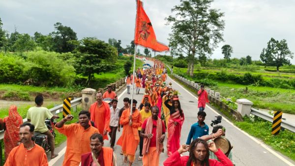 सावन के अंतिम सोमवार पर नगरवन महादेव गुड़ी में उमड़ा आस्था का सैलाब, 30 से अधिक गांवों से सैकड़ों शिवभक्त 10 किमी पैदल चलकर किया जलाभिषेक, &lsquo;हर-हर महादेव&rsquo; के जयघोष से गूंजा पूरा क्षेत्र,भक्तों के उत्साह ने बनाया माहौल पूरी तरह शिवमय