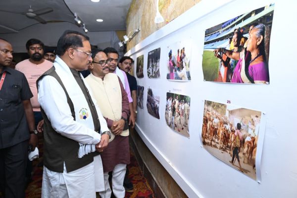 तस्वीरों में फिर जी उठीं मुख्यमंत्री विष्णुदेव साय की पुरानी यादें, &lsquo;दृश्य संवाद&rsquo; में कभी विधायक बनने का सफर तो कभी खेत-खलिहान से जुड़ी स्मृतियां देख भावुक हुए मुख्यमंत्री