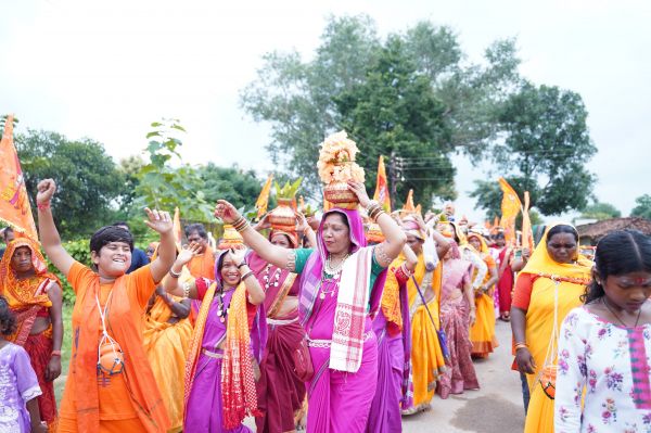 सावन के अंतिम सोमवार पर बगिया में गूंजा &lsquo;हर-हर महादेव&rsquo; का जयघोष, ईब-मैनी संगम तट से श्री फलेश्वर नाथ महादेव मंदिर तक निकली भव्य कांवड़ यात्रा, मुख्यमंत्री की धर्मपत्नी श्रीमती कौशल्या साय ने कांवड़ में जल भरकर किया भगवान शिव का जलाभिषेक
