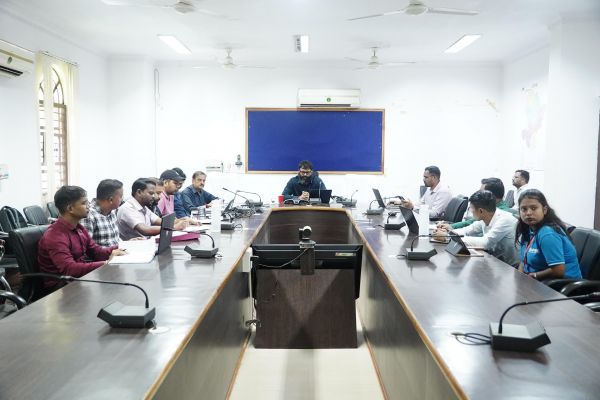 कलेक्टर रोहित व्यास का शिक्षा पर बड़ा फोकस: हर कक्षा में आईटी मॉनिटर, स्मार्ट क्लास में इंटरनेट और बच्चों को तकनीकी प्रशिक्षण के निर्देश