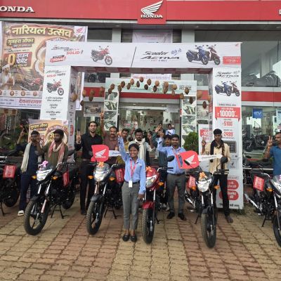 नारियल लेकर पहुंचे ग्राहक, हाथों में थामी बाइक की चाबी और चेहरों पर छाई खुशी, देवनारायण होंडा की अनूठी पहल से 11 मेहनतकश परिवारों का पूरा हुआ बाइक का सपना