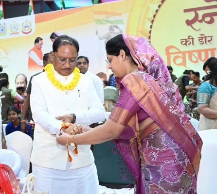 &lsquo;स्नेह की डोर&rsquo; में दिखा भाई-बहन के स्नेह और राष्ट्ररक्षा का भावपूर्ण संगम, शहीद की धर्मपत्नी ने मुख्यमंत्री साय की कलाई पर बांधी राखी तो भावुक हुए मुख्यमंत्री; बोले&mdash;शहीद परिवार हमारे अपने, हर सुख-दुःख में साथ खड़ी रहेगी सरकार