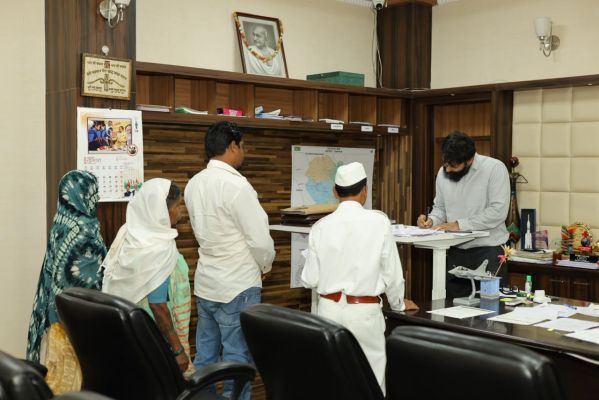 कलेक्टर श्री रोहित व्यास ने जनदर्शन में सुनी आमजन की समस्याएं,समयबद्ध, त्वरित एवं गुणवत्तापूर्ण निराकरण सुनिश्चित करने के दिए निर्देश