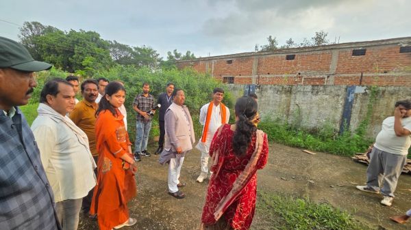 आदिवासी कन्या छात्रावास में मंत्री रामविचार नेताम का औचक निरीक्षण, चबूतरे पर बैठकर छात्राओं से की आत्मीय बातचीत; स्वास्थ्य, पढ़ाई, करियर और सुविधाओं का लिया फीडबैक