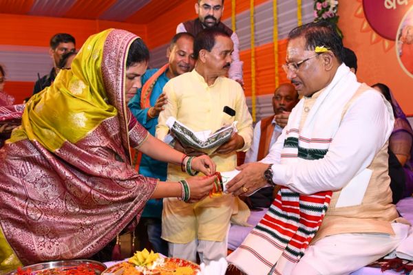 बहनों ने बांधी राखी तो &lsquo;विष्णु भैया&rsquo; ने खोला सौगातों का पिटारा&mdash;फरसाबहार और भेलवा में महतारी सदन की घोषणा, दानी मोड़ा बस्ती सड़क के लिए ₹3.23 करोड़ मंजूर, महिला सशक्तिकरण को मुख्यमंत्री साय ने बताया समृद्ध छत्तीसगढ़ की आधारशिला