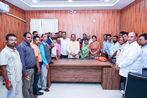 पुराने शिक्षकों के टीईटी संकट पर सरकार का सकारात्मक रुख, दिन में स्कूल शिक्षा मंत्री के साथ बैठक और रात में बगिया पहुंचा शिक्षक प्रतिनिधिमंडल, मुख्यमंत्री साय ने सीधी बातचीत के बाद दिया बड़ा भरोसा बोले नौकरी की चिंता न करें शिक्षक