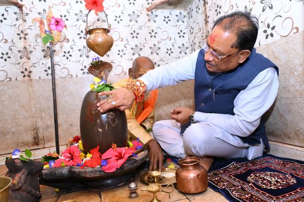 मंत्रोच्चार के बीच बाबा भोलेनाथ की शरण में पहुंचे मुख्यमंत्री विष्णुदेव साय, विधि-विधान से पूजा कर प्रदेश की शांति, समृद्धि और खुशहाली के लिए की प्रार्थना