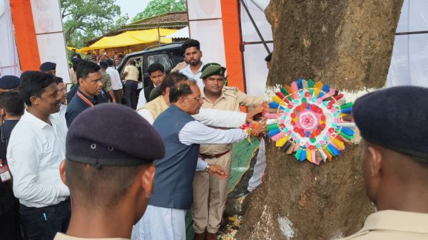मुख्यमंत्री साय ने गारीघाट में रोपा आम का पौधा, पेड़ को राखी बांधकर दिया &lsquo;प्रकृति की रक्षा&rsquo; का संदेश