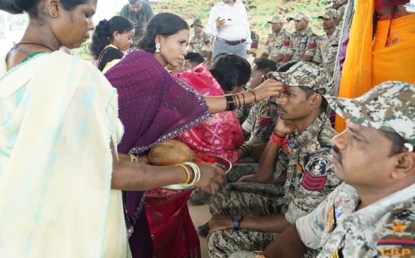 बंदूक की राह छोड़ राखी के धागे से जुड़ा रिश्ता, आत्मसमर्पित महिला माओवादियों ने नारायणपुर DRG परिसर में जवानों को बांधी राखी, अबूझमाड़ में शांति और विश्वास की नई तस्वीर आई सामने