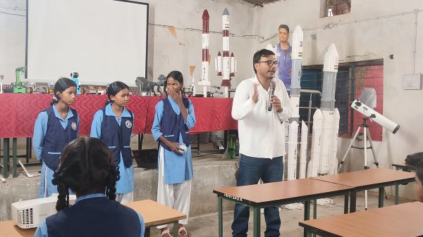 जशपुर के स्कूलों में पहुंची &lsquo;साइंस ऑन व्हील्स&rsquo;, 1600 विद्यार्थियों को मिलेगा विज्ञान और आधुनिक तकनीक का नया अनुभव
