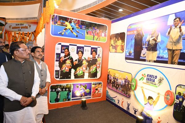 खेल विभूतियों के संघर्ष से अंतरराष्ट्रीय उपलब्धियों तक की कहानी, मुख्यमंत्री साय ने फोटो प्रदर्शनी का किया अवलोकन और &lsquo;हमारे खिलाड़ी&rsquo; पुस्तक का किया विमोचन
