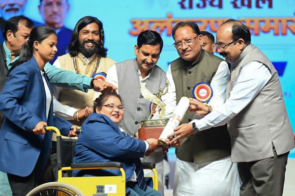 छत्तीसगढ़ की खेल प्रतिभाओं को तलाशने-तराशने और राष्ट्रीय-अंतरराष्ट्रीय मंच तक पहुंचाने सरकार प्रतिबद्ध, राष्ट्रीय खेल दिवस पर 126 खिलाड़ियों एवं प्रशिक्षकों को मिला राज्य खेल अलंकरण