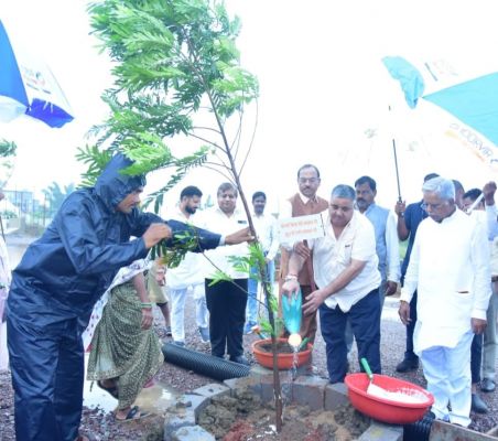 मां के सम्मान से प्रकृति के संरक्षण तक: &lsquo;एक पेड़ माँ के नाम&rsquo; अभियान में मंत्री राजेश अग्रवाल ने रोपा पौधा, हरित छत्तीसगढ़ का दिया संदेश