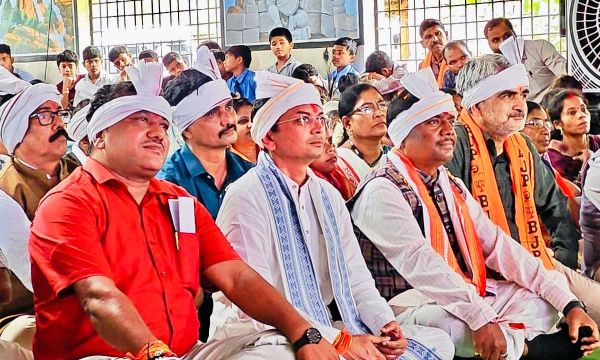 बस्तर के उस गांव में बदली फिजा, जहां कभी बारूद और धमाकों का था साया; अब छिंदनार के ग्रामीणों ने बेखौफ होकर सुनी प्रधानमंत्री की &lsquo;मन की बात&rsquo;, विकास और शांति की ओर बढ़ते कदमों का बना गवाह