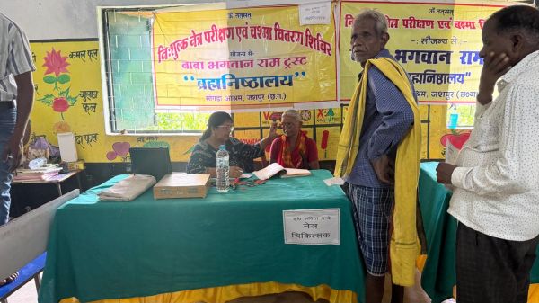 दूर-दराज के ग्रामीणों तक स्वास्थ्य सेवा पहुंचाने सर्वेश्वरी समूह ने बढ़ाया कदम, पबेया में डॉक्टरों की टीम के साथ लगाया निःशुल्क शिविर, 687 मरीजों की जांच-चिकित्सा कर बांटी गईं दवाइयां और चश्मे