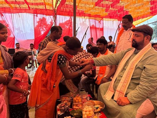 पहाड़ी कोरवा बहनों के स्नेह से भावुक हुए प्रबल प्रताप सिंह जूदेव, रक्षाबंधन पर राखी बांधकर मजबूत हुआ आत्मीयता और विश्वास का वर्षों पुराना रिश्ता