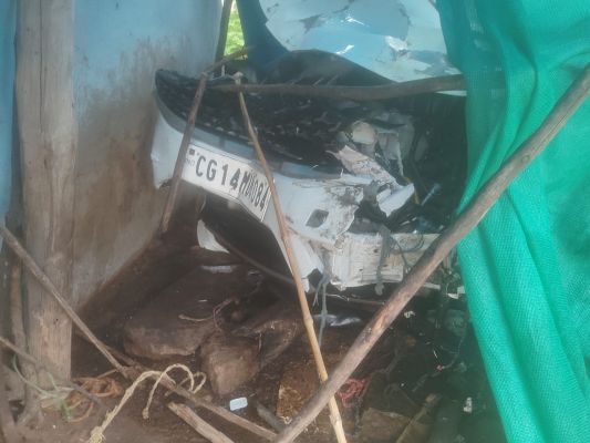 मटासी में फिर हुआ सड़क हादसा, कार और ट्रक की जोरदार भिड़ंत के बाद घर में घुसी कार; बाल-बाल बची चालक की जान