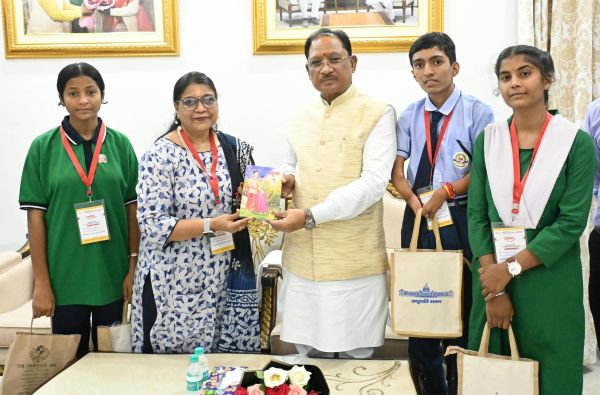 राष्ट्रपति से मुलाकात कर लौटे छत्तीसगढ़ के होनहार बच्चों से मुख्यमंत्री साय ने सुनी यादगार यात्रा की कहानी, बोले&mdash;आपकी उपलब्धि पूरे प्रदेश के लिए गौरव