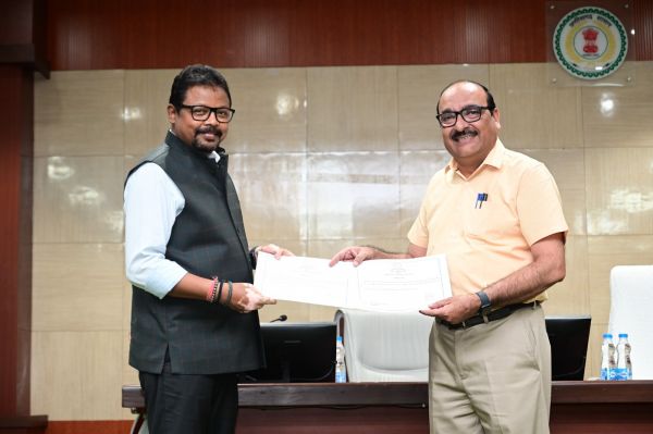 ई-ऑफिस में तेज काम और समय पर दफ्तर पहुंचने वालों का बढ़ा मान, मुख्य सचिव ने अधिकारी-कर्मचारियों को किया सम्मानित