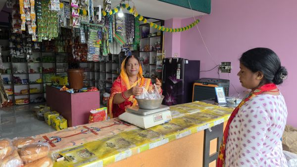 महिला कोष के एक लाख ने बदली हरमनिया देवी की जिंदगी, किराना-सिंगार दुकान बनी कमाई का मजबूत जरिया