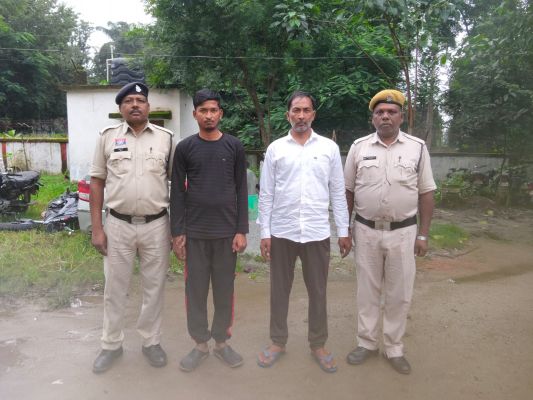ऑपरेशन आघात का बड़ा वार: जशपुर में 6 किलो 165 ग्राम गांजा के साथ दो आरोपी गिरफ्तार, बस का इंतजार करते ही पुलिस ने घेरा&mdash;6 पैकेट और दो मोबाइल जब्त