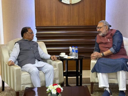 छत्तीसगढ़ में टेक्सटाइल उद्योग को नई रफ्तार देने CM विष्णुदेव साय की पहल, केंद्रीय वस्त्र मंत्री गिरिराज सिंह से मुलाकात में कोसा, हथकरघा और पारंपरिक वस्त्रों के विस्तार पर हुई अहम चर्चा