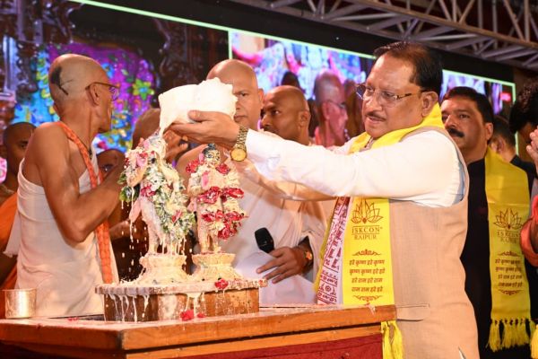 श्रीकृष्ण का जीवन धर्म, कर्तव्य और लोककल्याण के मार्ग पर चलने की देता है प्रेरणा : मुख्यमंत्री श्री विष्णुदेव साय इस्कॉन रायपुर में श्रीकृष्ण जन्माष्टमी महा-महोत्सव में शामिल हुए मुख्यमंत्री, राधा रासबिहारी के दर्शन कर किया शंख अभिषेक