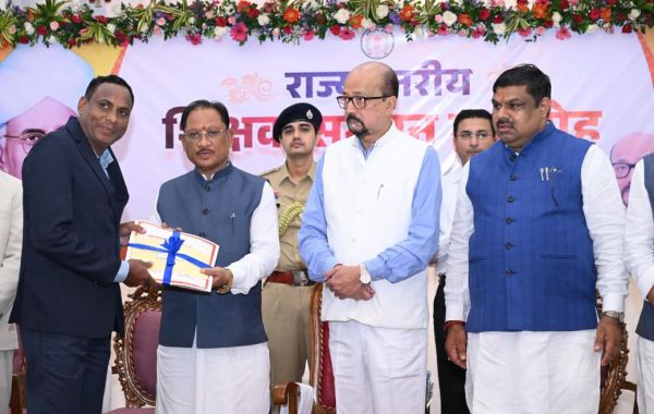 शिक्षक नई पीढ़ी के निर्माता, विकसित छत्तीसगढ़ के निर्माण में शिक्षा की भूमिका सबसे महत्वपूर्ण : मुख्यमंत्री श्री विष्णुदेव साय &mdash; युक्तियुक्तकरण के बाद प्रदेश में अब एक भी स्कूल शिक्षकविहीन नहीं, गुणवत्ता और नवाचार पर सरकार का विशेष जोर
